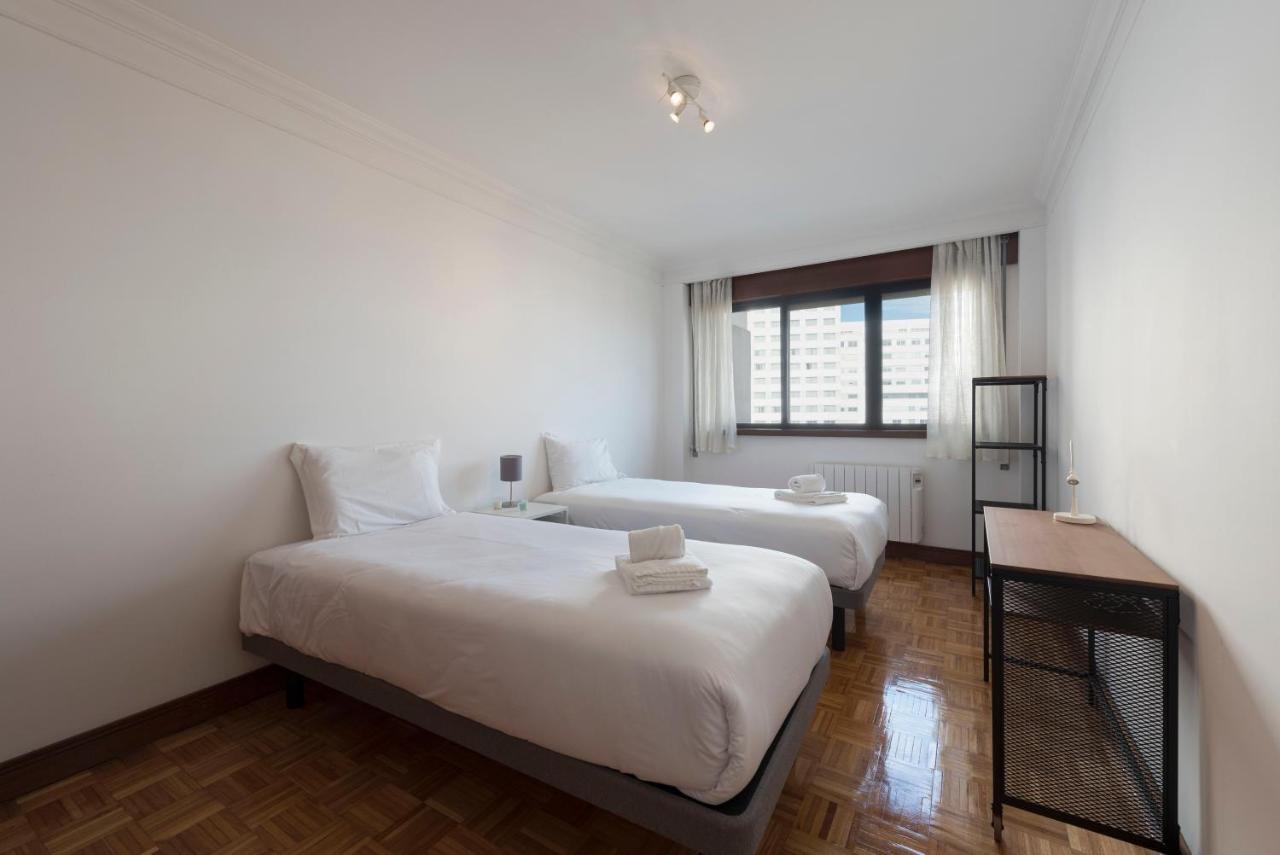 Lovelystay - Charming 3Br Flat W/ Free Parking In Devesas Vila Nova de Gaia Dış mekan fotoğraf